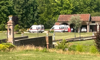 Donna cade dall’albero, trasportata in ospedale