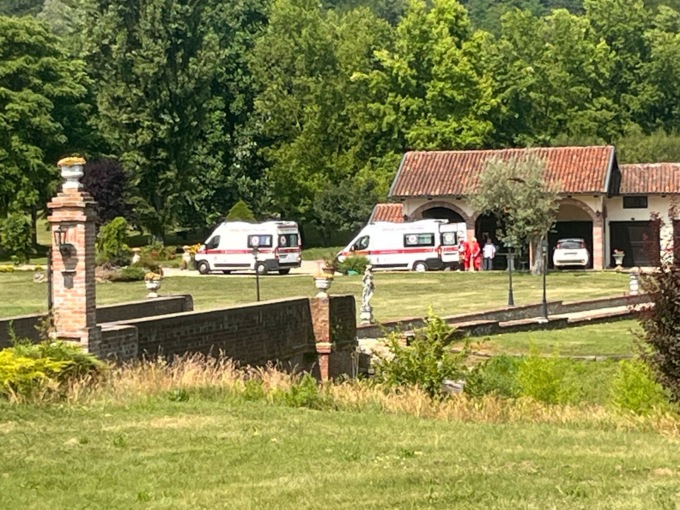 Donna cade dall’albero, trasportata in ospedale