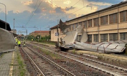 Violento temporale su Crescentino, un tetto interrompe la linea ferroviaria