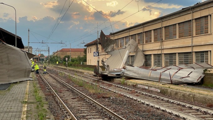 Violento temporale su Crescentino, un tetto interrompe la linea ferroviaria