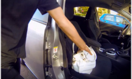 Le rubano la borsa dall’auto mentre attende lo scuolabus