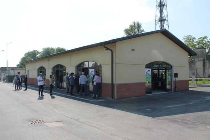 Inaugurazione dell’insegna al centro del riuso