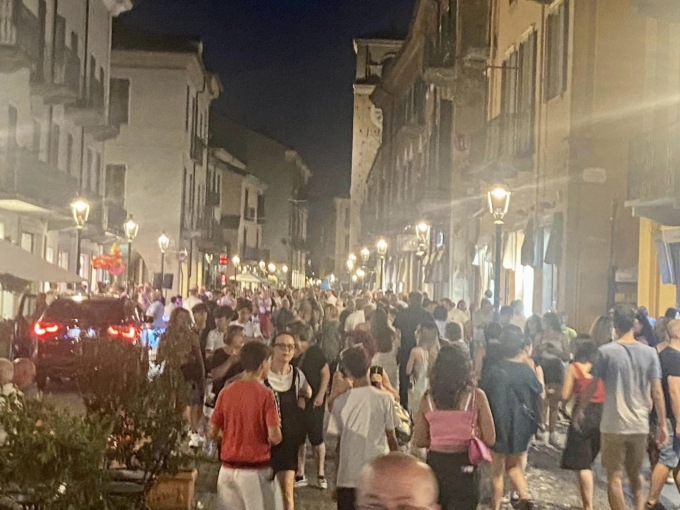 Saldi in musica sabato 5 luglio, aperture straordinarie