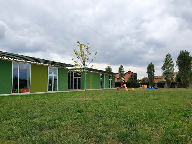 Montessori, rimossa la terra del tetto-giardino