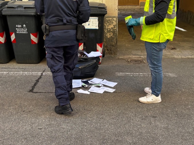 «Vetro e carta gettati nello stesso bidone: manca educazione»