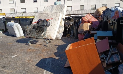 Discariche abusive in via Togliatti e in ogni angolo della città