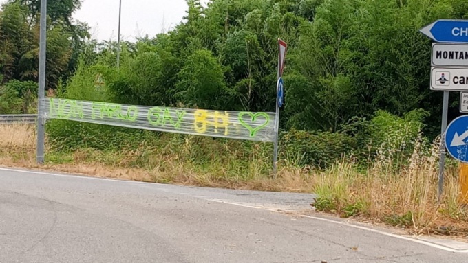 Scritte omofobe e oscene vicino alla chiesa