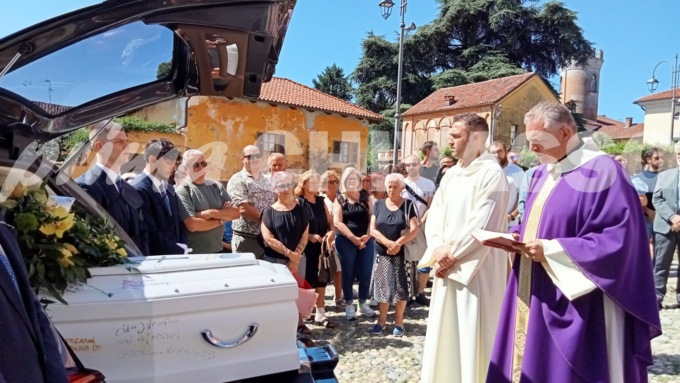 L’addio a Jacopo Peretti, una folla commossa ai suoi funerali