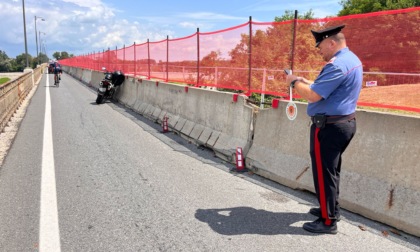 Passa con il rosso sul ponte di Verrua: frontale auto moto LE FOTO