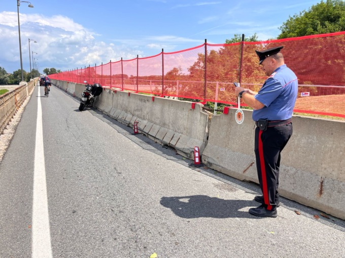 Passa con il rosso sul ponte di Verrua: frontale auto moto LE FOTO