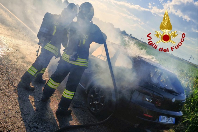 Auto in fiamme sulla 31bis: intervengono i Vigili del Fuoco