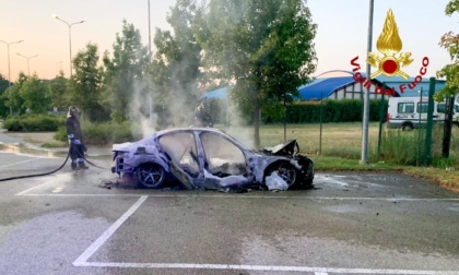 Incendio auto vicino all'area sportiva