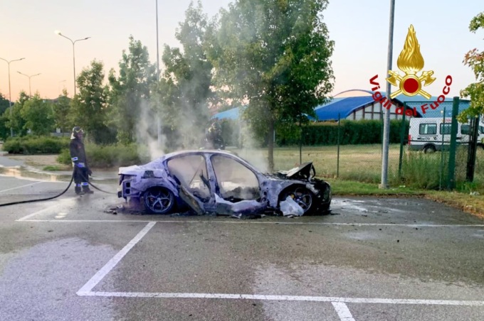Incendio auto vicino all’area sportiva