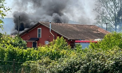 Incendio vicino alla ferrovia, treni fermi e linea ad alta tensione a rischio