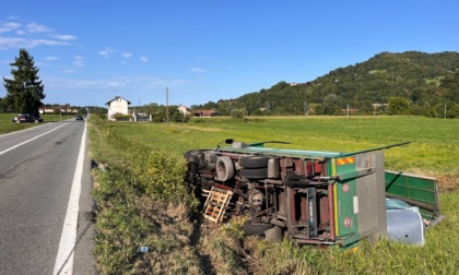 Eurocargo carico di bottiglie esce fuori strada e si ribalta