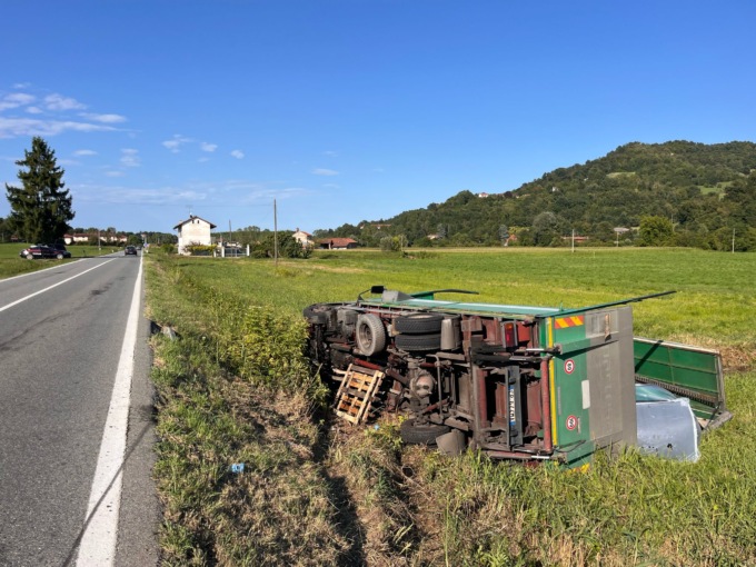Eurocargo carico di bottiglie esce fuori strada e si ribalta