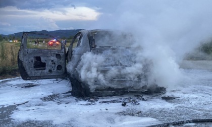 500 elettrica in fiamme alle porte di Chivasso