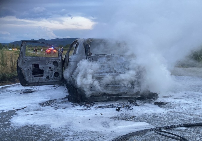 500 elettrica in fiamme alle porte di Chivasso