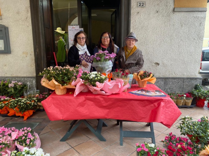 Un cippo in ricordo delle persone vinte dai tumori