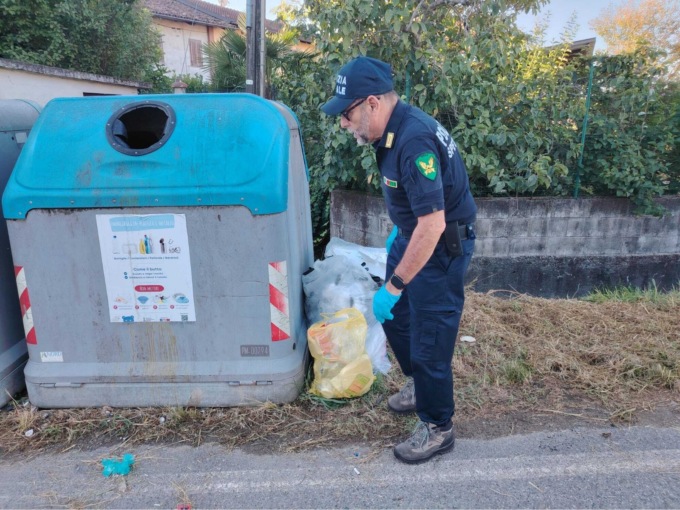 Pugno duro sui rifiuti: multe e controlli in borghese