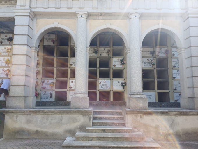 Cimitero tra degrado e furti