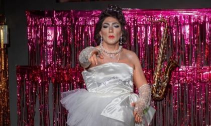 Dal bancone del bar al palco come "Drag Queen"