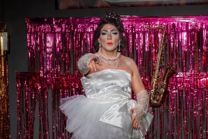 Dal bancone del bar al palco come “Drag Queen”
