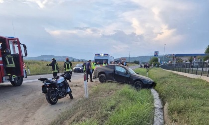 Auto salta la rotonda e finisce fuori strada