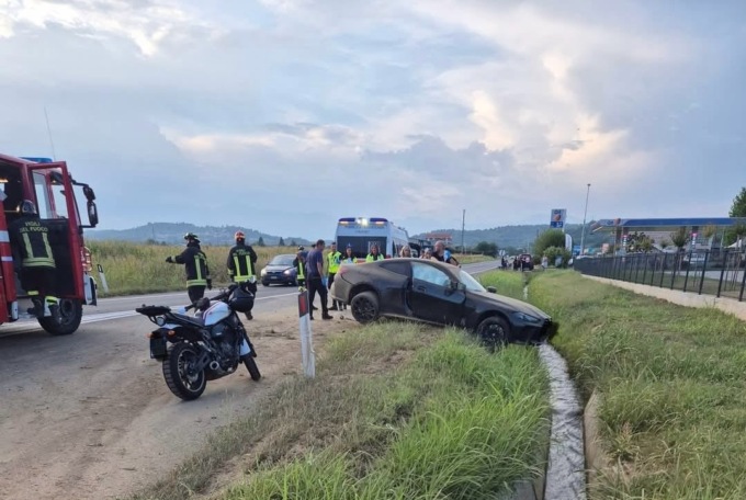 Auto salta la rotonda e finisce fuori strada