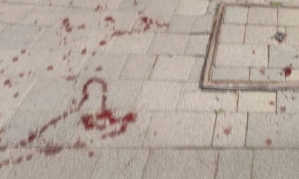 Uomo trovato in una pozza di sangue in via Roma