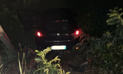 Auto sfonda il guard rail e finisce in un campo