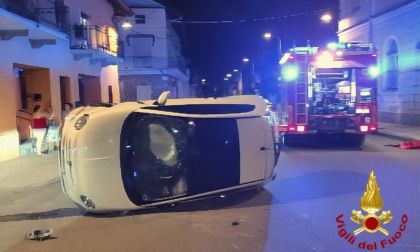 Auto si ribalta in centro