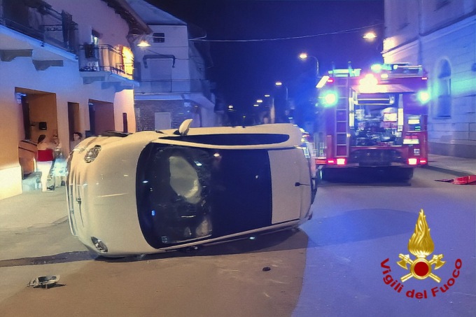 Auto si ribalta in centro