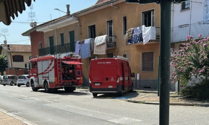 Dà fuoco a casa mentre cucina, uomo salvato da un ex vigile e uno fuori servizio
