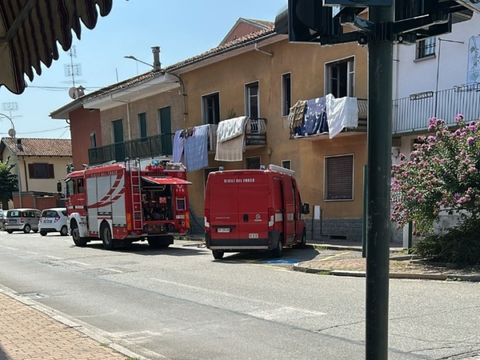 Dà fuoco a casa mentre cucina, uomo salvato da un ex vigile e uno fuori servizio
