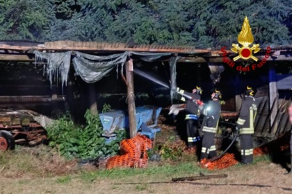 A fuoco una tettoia