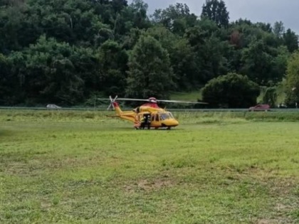 Si ferma per la fare pipì ma cade nel burrone
