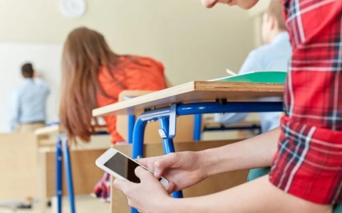 Telefoni vietati a scuola… anche docenti e personale non potranno usarli