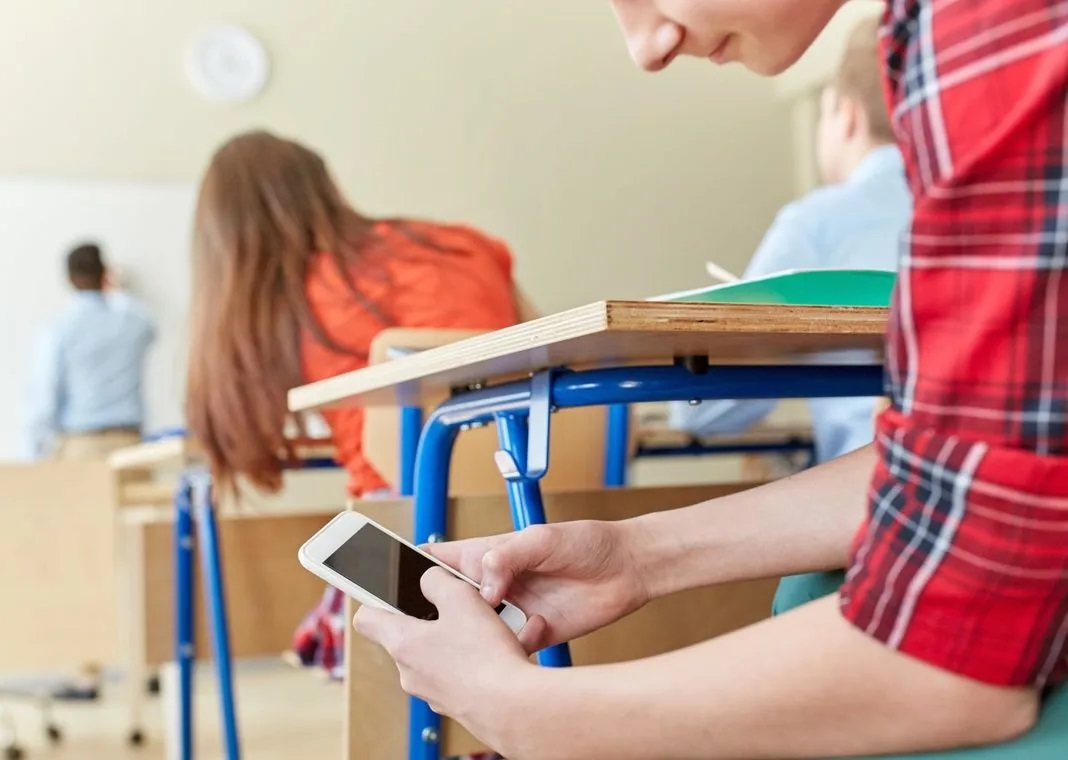 Telefoni vietati a scuola… anche docenti e personale non potranno usarli