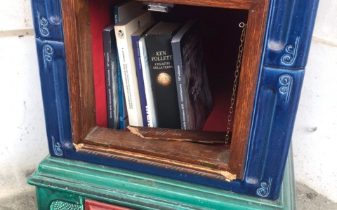 I vandali distruggono la stufa porta libri