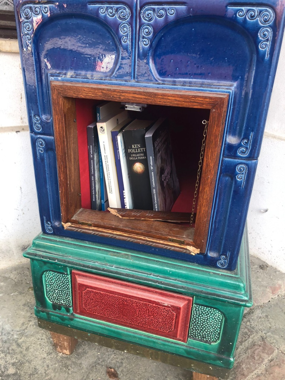 I vandali distruggono la stufa porta libri