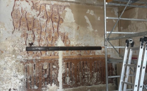 Riaffiorano dipinti nell’ex sala dell’Albo Pretorio