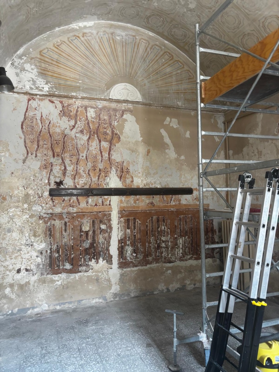 Riaffiorano dipinti nell’ex sala dell’Albo Pretorio