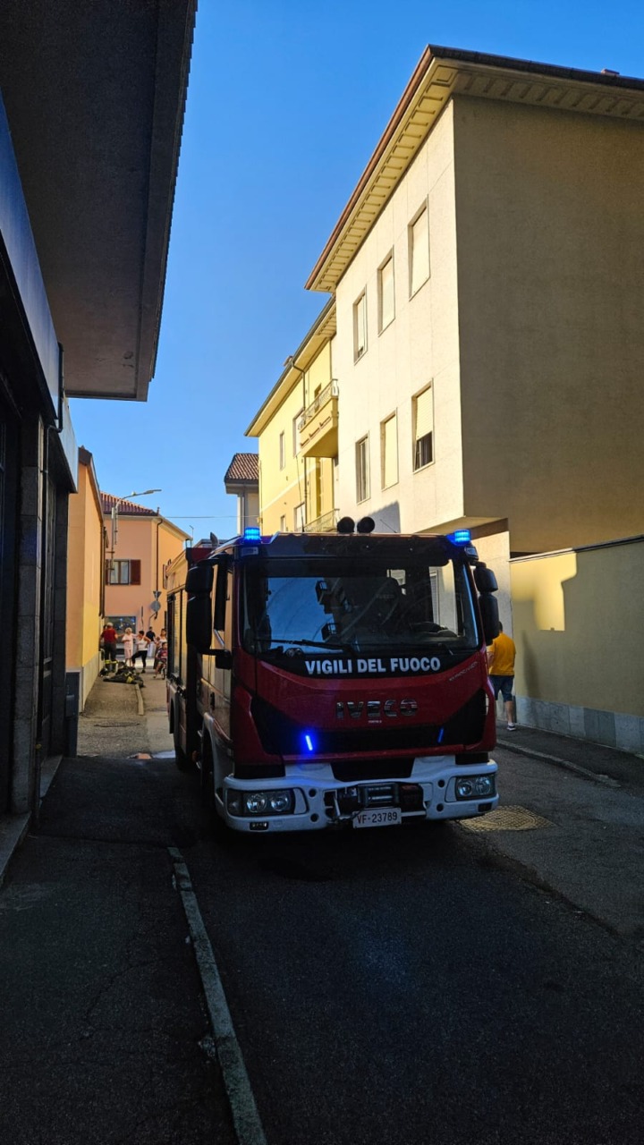 Incendio in un appartamento in centro, tanta paura