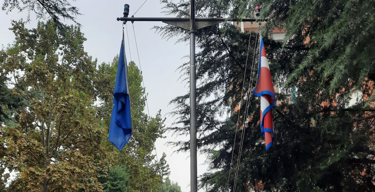 Rubata la bandiera dei Marinai al monumento