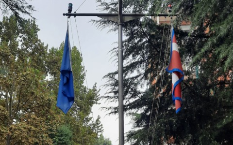 Rubata la bandiera dei Marinai al monumento