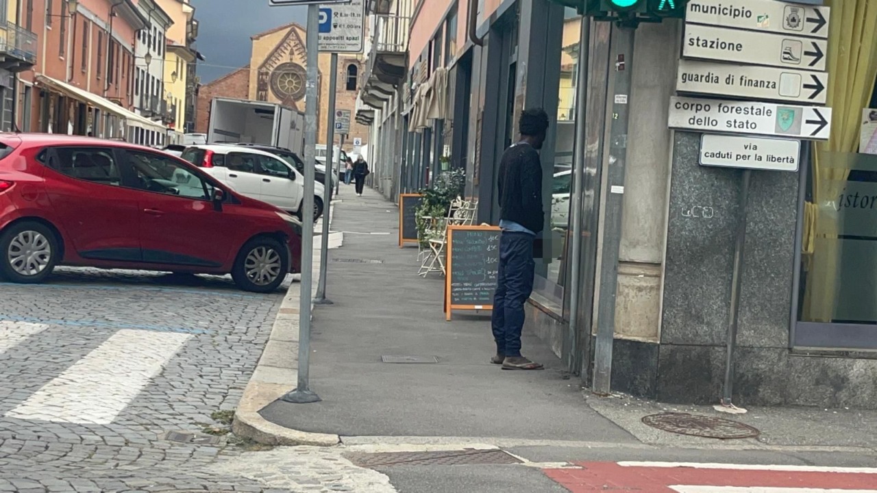 Violenza sessuale, arrestato l’uomo che faceva pipì sulle vetrine