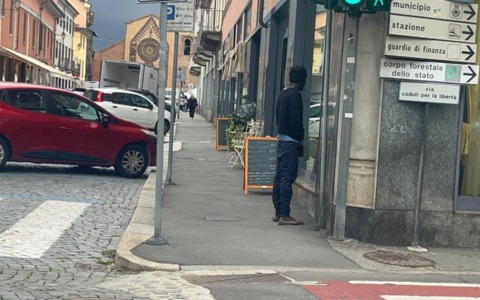 Violenza sessuale, arrestato l’uomo che faceva pipì sulle vetrine