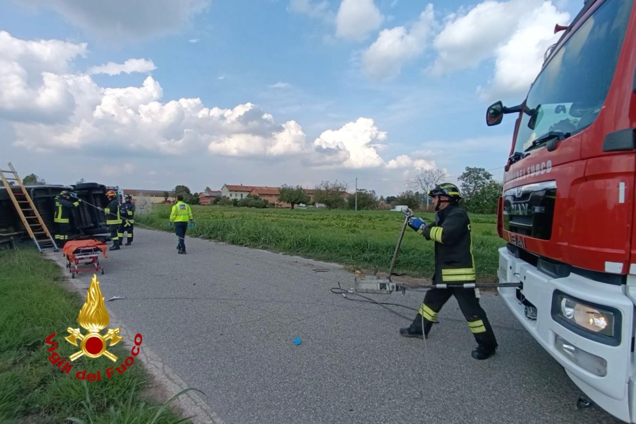 Incidente stradale, furgone si ribalta