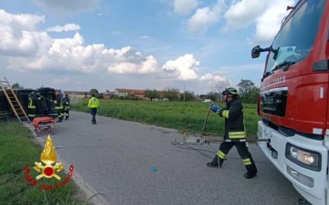 Incidente stradale, furgone si ribalta